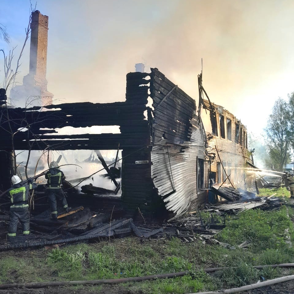 Многоквартирный жилой дом сгорел ночью в Соколе